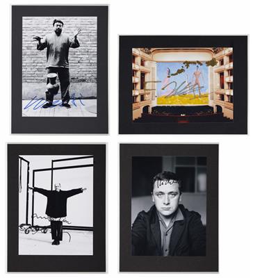 Vier Portraitfotos mit Signaturen von Ai Weiwei (1957 geb.), Franz West (1947-2012), Gerhard Richter (1932 geb.) und Anselm Kiefer (1945 geb.) - Obrazy