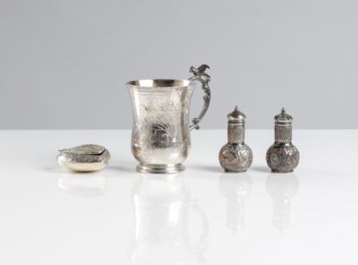 Silber Henkelbecher, Paar englische Gewürzstreuer, deutsche Herzdose, um 1900 - Art, antiques, furniture and technology