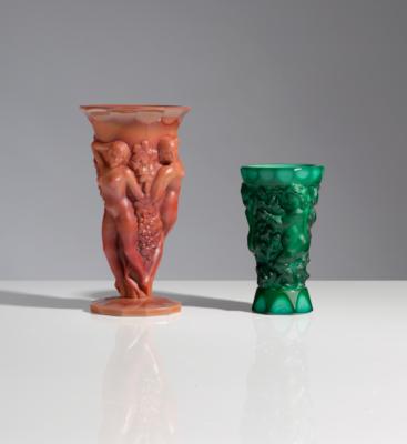 Zwei Vasen mit Figurenreigen, Heinrich Hoffmann bzw. Fa. Curt Schlevogt, Gablonz, um 1932 - Kunst & Antiquitäten
