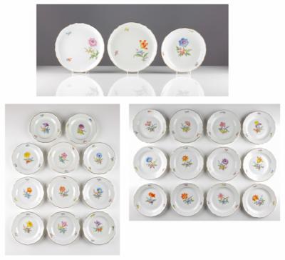 12 Speiseteller, 11 Brotteller, 3 Schalen, Porzellanmanufaktur Meissen, 20. Jahrhundert - Kunst & Antiquitäten