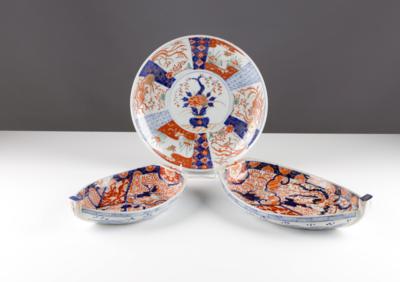 Imari Teller  &  2 Schalen in Bootsform, Japan, Anfang 20. Jahrhundert - Art & Antiques