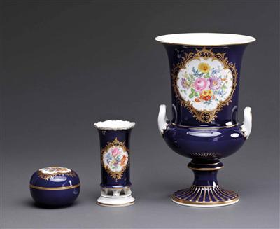 1 Prunkvase, 1 Vase, 1 Deckeldose - Autumn auction