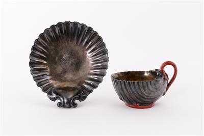 Tasse und Untertasse in stilisierter Muschelform mit Korallenhenkel, Kaiserliche Porzellanmanufaktur Wien, um 1819 - Frühlingsauktion