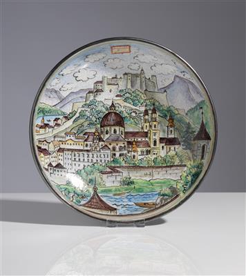 Wandteller - Schale "Salzburg", Entwurf wohl Ernst Huber (Wien 1895-1960), Ausführung Schleiss Gmunden, Mitte 20. Jahrhundert - Aukce podzim