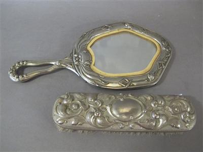 1 Handspiegel um 1900 und 1 Kleiderbürste - Antiques, art and jewellery