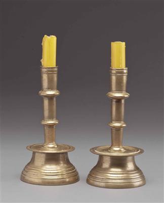 Paar französische Kerzenständer, wohl um 1700 - Arte, antiquariato e gioielli