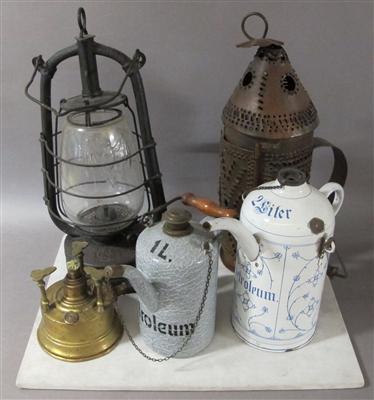 Sammlung von 2 Petroleumkannen, 1 Petroleumbrenner, 1 Lampe mit Glas, 1 Kerzenlaterne - Antiques, art and jewellery