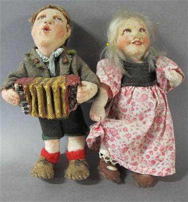 2 Puppen, Riehl - zugeschrieben a) Knabe mit Ziehharmonika, ca. 20 cm b) - Um?ní, starožitnosti, šperky