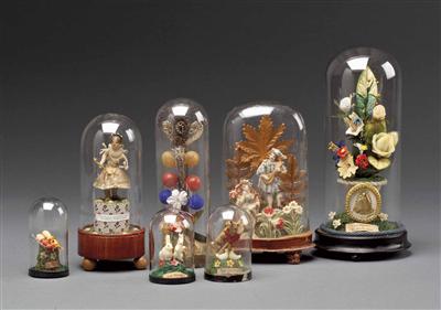 7 Andenken- und Freundschafts-Glasstürze um 1900 und später - Kunst, Antiquitäten und Schmuck