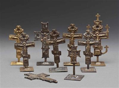 8 kleine Russische Standkreuze, 19. Jhdt., dazu 1 Kreuz ohne Plinthe - Antiques, art and jewellery