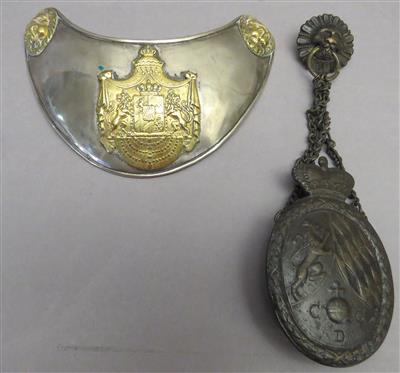 1 bayrisches Wappenschild (C. G. D.) an Kette mit Löwenkopfaufhängung und 1 Parade-Helmblende - Kunst, Antiquitäten und Schmuck