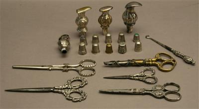 Sammlung von 10 Fingerhütchen, 5 Scheren, 1 Hakelhaken und 4 Flaschenausgießer - Antiques, art and jewellery
