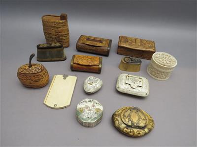 Sammlung von 12 Döschen bzw. Tabatiere und 1 Notiztaschenblock aus Bein, Holz bzw. Horn, 19./20. Jhdt. - Antiques, art and jewellery