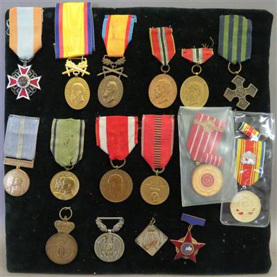 Konvolut von 16 Orden und militärischen Ehrenzeichen sowie zivilen Medaillen - Kunst, Antiquitäten und Schmuck