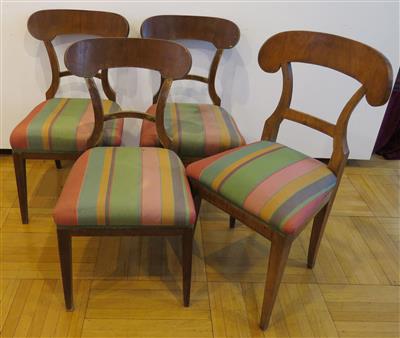 1 Biedermeier-Sessel um 1830, sowie 3 weitere dazupassende Sessel, im 20. Jhdt. gefertigt - Umění, starožitnosti, šperky