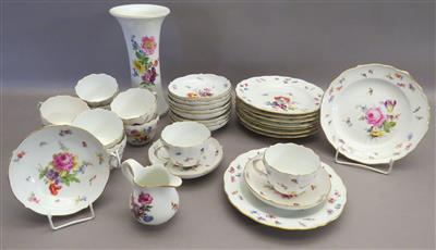 10 Kaffeetassen, 1 Sahnekännchen, 9 Dessertteller mit 11 Unterteller, 1 Vase (Höhe ca. 24 cm) - Antiques, art and jewellery