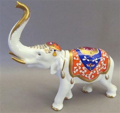 Elefant mit Rüssel nach oben - Antiques, art and jewellery