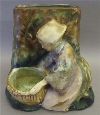 Vase mit Mädchen und Korb, Amphorawerke Riessner, Stellmacher  &  Kessel, Turn/Wien um 1900 - Kunst, Antiquitäten und Schmuck