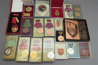 Konvolut von 19 Stück militärischen und zivilen Medaillen der DDR - Umění, starožitnosti, šperky