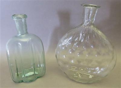 1 Plattflasche, 1 Vierkantflasche, 19. Jhdt. - Antiques, art and jewellery