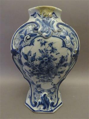 Delfter Vase, wohl 18. Jhdt. - Kunst, Antiquitäten und Schmuck