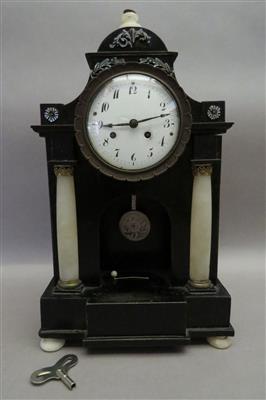 Kleine Biedermeier-Kommodenuhr um 1830/40 - Antiques, art and jewellery