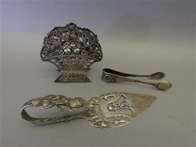 1 Serviettenhalter, 1 Zuckerzange und 1 Tortenheber - Antiques, art and jewellery