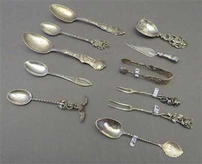 Sammlung von 11 verschiedenen Andenkenlöffel bzw. Zuckerzange und Obstgabeln - Umění, starožitnosti, šperky