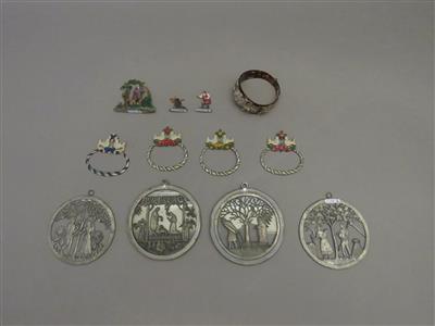 4 Serviettenhalter mit Liebestauben, 4 Jahreszeitenbildchen, 3 Figuren aus Zinn - Umění, starožitnosti, šperky