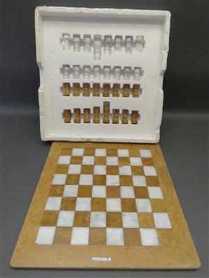 Schachspiel mit 32 Figuren - Kunst, Antiquitäten und Schmuck