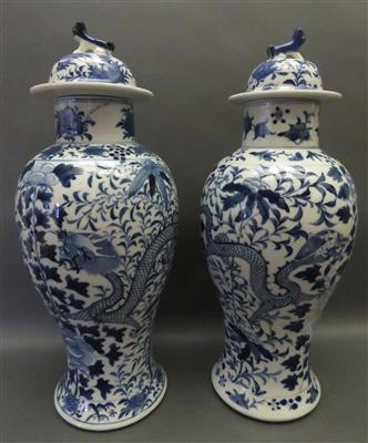 Paar Porzellan-Balustervasen, China, wohl 20. Jhdt. - Arte, antiquariato e gioielli