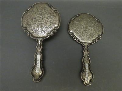 1 silberne Kleiderbürste, 1 Handspiegel um 1900 - Antiques, art and jewellery