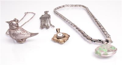 2 Halsketten, 1 Chatelaine, 3 Anhänger (u. a. Vogel) - Arte, antiquariato e gioielli