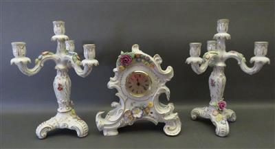 1 Tischuhr, 2 Kerzenleuchter, Plaue - Thüringen, 2. Hälfte 20. Jhdt. - Kunst, Antiquitäten und Schmuck