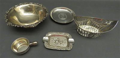 1 runde und 1 navetteförmige Schale, 1 Damenascher, 1 Münzschale, 1 kleine Gewürzpfanne - Antiques, art and jewellery