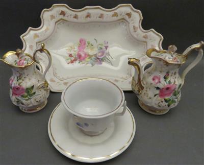 1 Obstschale, 1 Tasse mit Unterteller, 1 kleines Kännchen und 1 Sahnegießer gedeckelt, - Antiques, art and jewellery