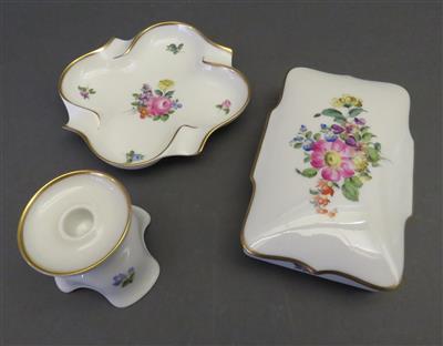 1 Aschenbecher, 1 Deckeldose,1 Kerzenhalter, Fa. Augarten Wien, 20. Jahrhundert - Antiques, art and jewellery