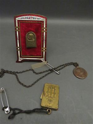 Konvolut von 3 Stück Militaria und GalanterieWare: a) Galanterie-Stehrahmen um 1910, - Antiques, art and jewellery