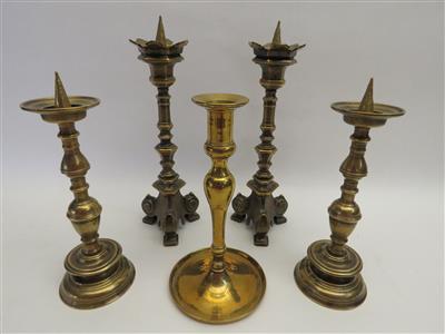 Fünf Bronze-/Messing-Kerzenleuchter - Antiques, art and jewellery