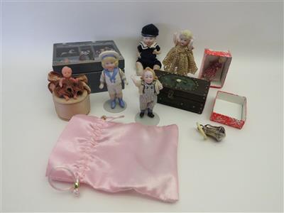 Konvolut (12 Stück) Miniatur-Püppchen mit Zubehör - Antiques, art and jewellery