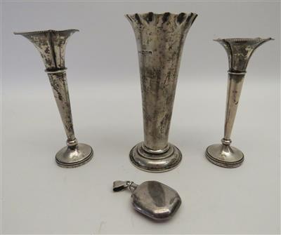 Drei kleine Vasen und 1 Riechfläschchen - Gioielli, arte e antiquariato