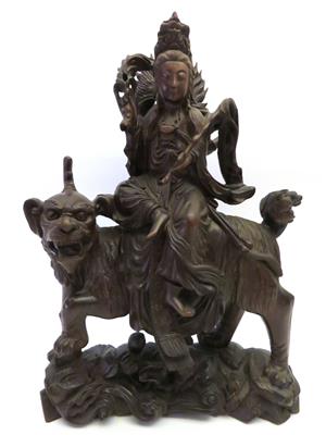 Weibliche Gottheit auf Fo-Löwen reitend, China, 20. Jahrhundert - Klenoty, umění a starožitnosti