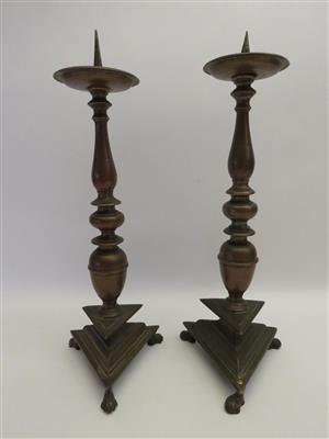 Paar leicht variierende Kerzenständer, 18. Jahrhundert und später - Gioielli, arte e antiquariato