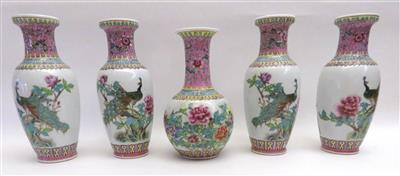Satz von fünf Famille-rose Vasen, China 20. Jahrhundert - Klenoty, umění a starožitnosti