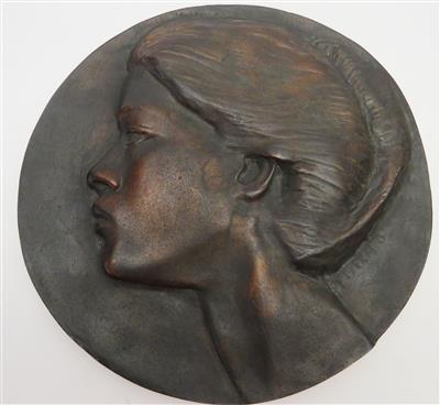 Relieftondo mit Damenprofilbildnis, 20. Jahrhundert - Schmuck, Kunst und Antiquitäten