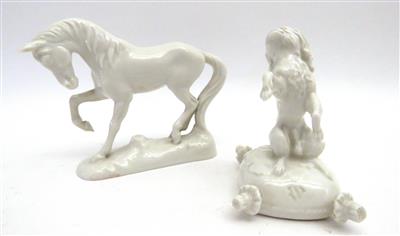 Zwei Figuren: Pekinese auf Polster sitzend und Pferd, Nymphenburg 20. Jahrhundert - Gioielli, arte e antiquariato