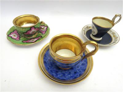3 verschiedene Tassen mit Untertassen, Wiener Porzellanmanufaktur, 1. Hälfte 19. Jahrhundert - Schmuck, Kunst und Antiquitäten
