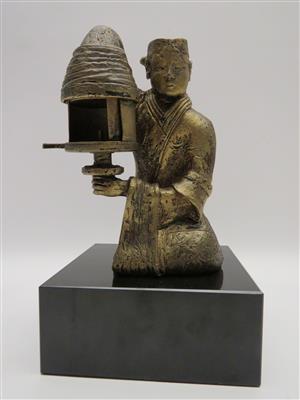 Asiatische Figur mit Lampe, 20. Jahrhundert - Klenoty, umění a starožitnosti