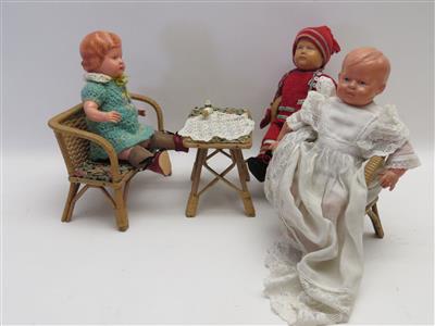 3 Puppen und -möbel - Jewellery, antiques and art