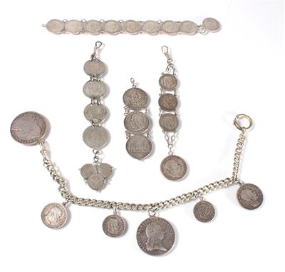 Münzarmband, Uhrkette mit sechs Münzangehänge, drei Münz-Chatelaine - Schmuck, Kunst und Antiquitäten